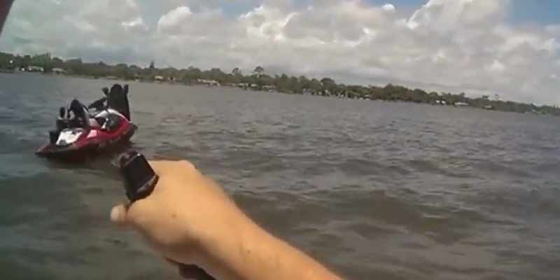 La policía pide prestado un bote para detener a un ladrón de motos de agua