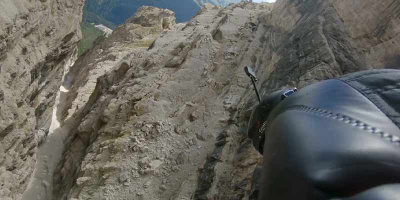 Volando con un wingsuit en un estrecho cañón en las Dolomitas en Italia