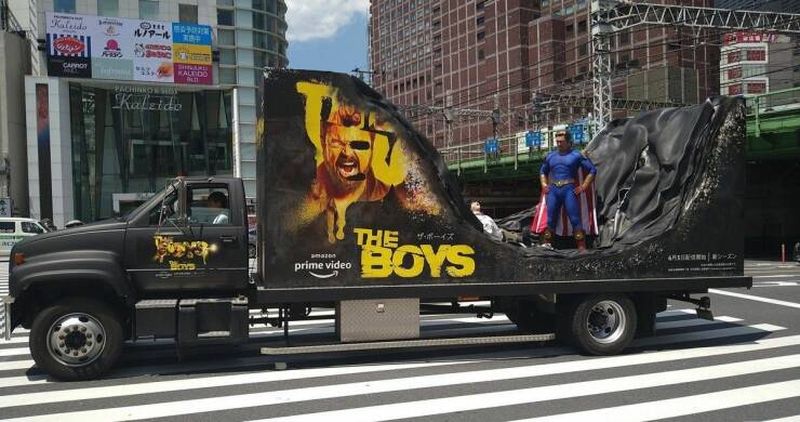 Curiosa promoción de "The boys" con el Patriota destrozando un camión