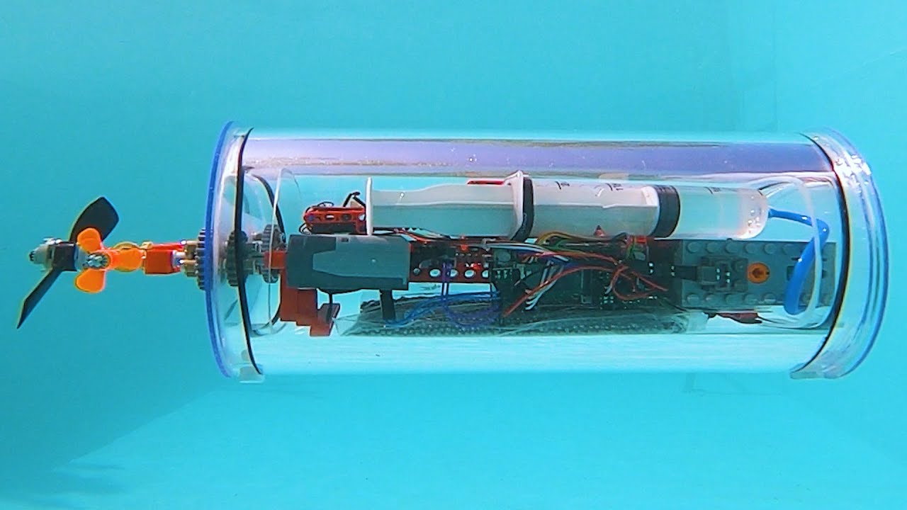 Construye un minisubmarino con LEGO y que tiene un sistema de control de profundidad automático