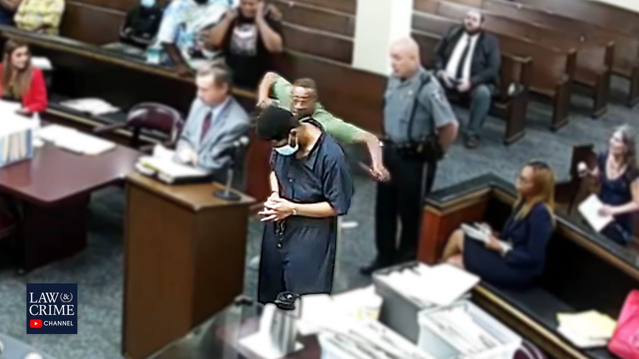 Un padre golpea al asesino de su hijo durante el juicio