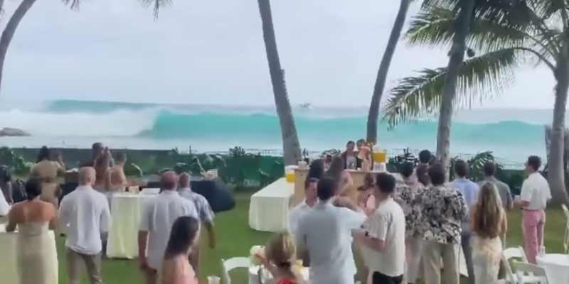 El fuerte oleaje arruina una boda en Hawái