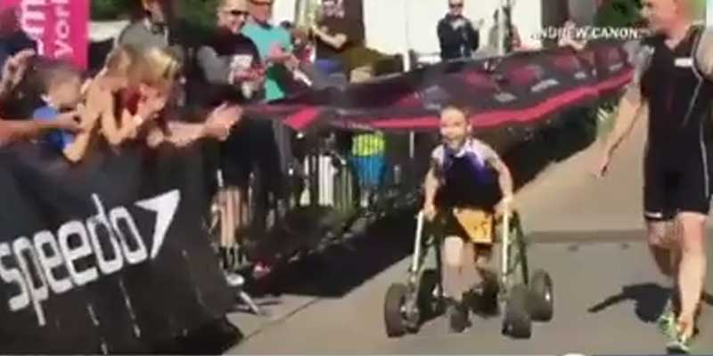 Un niño con parálisis cerebral acaba una triatlón