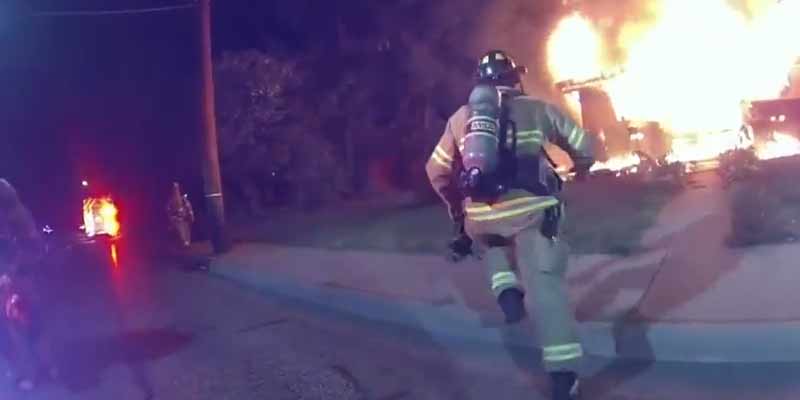 Un repartidor de pizzas saca a cinco niños de una casa en llamas