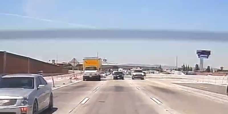 Un avión se estrella en una autopista de Los Ángeles