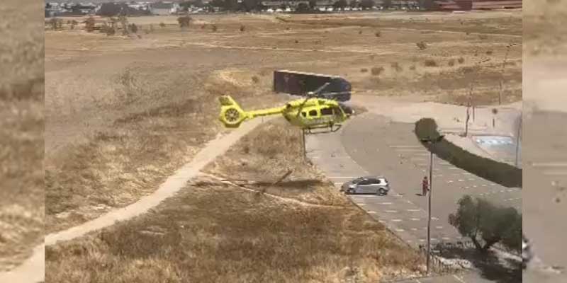 Un transeúnte lanza objetos al helicóptero sanitario de las urgencias de Madrid