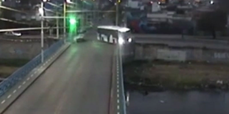 Se salta un semáforo en rojo y choca contra un autobús que cae por un un puente