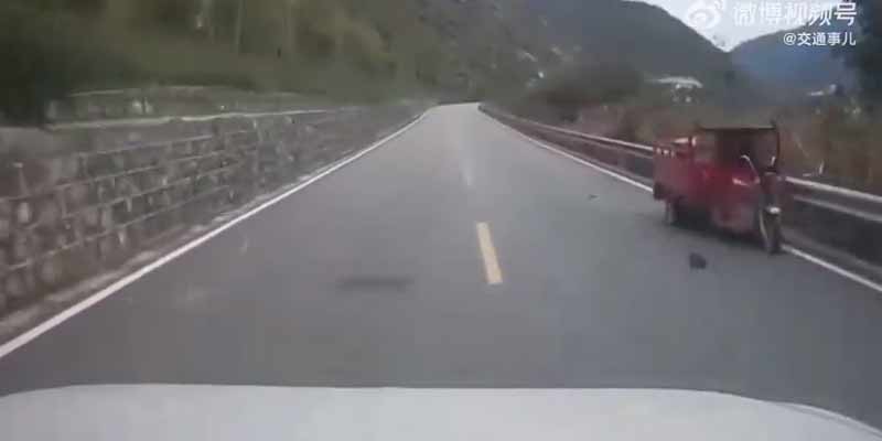 Este conductor chino se libra por los pelos de un derrumbamiento de tierra