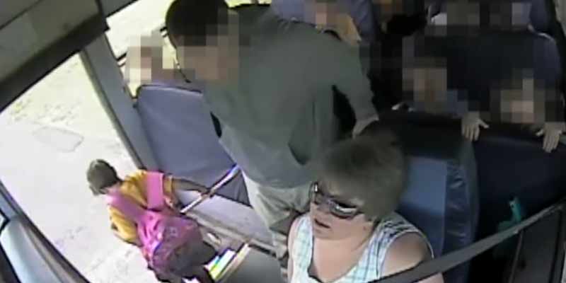 La conductora no se da cuenta y una niña se queda colgada de la puerta del autobús escolar y es arrastrada