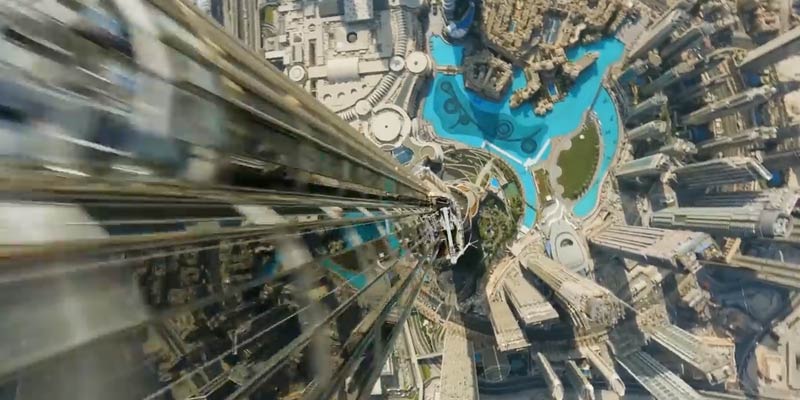 Vuelo en vertical desde su cima hasta el suelo con un dron en el Burj Khalifa, el rascacielos más alto del mundo