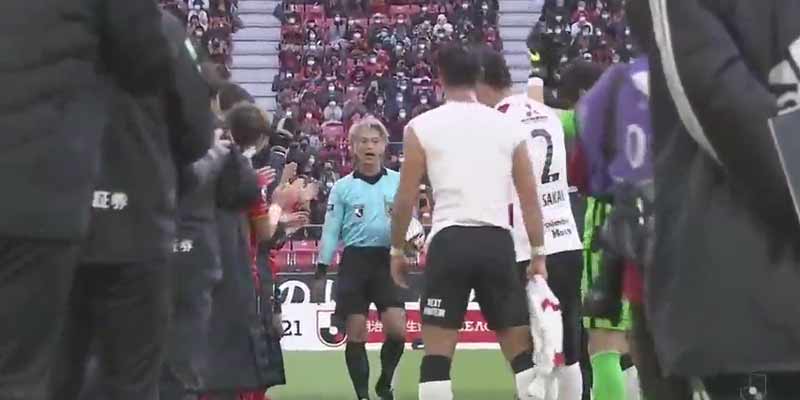 Japón es otro rollo: Ojo al detalle de sacarse la camiseta para que el árbitro, que se retira, le muestre su última tarjeta amarilla