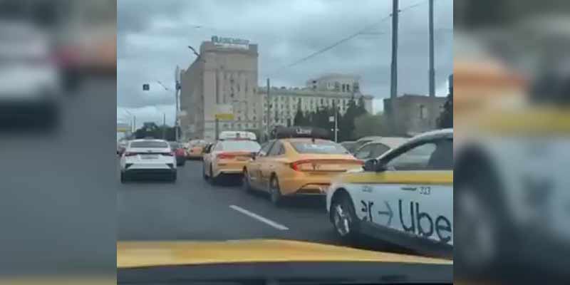 Hackean la compañía más grande de taxis de Rusia y mandan todos al centro de Moscú