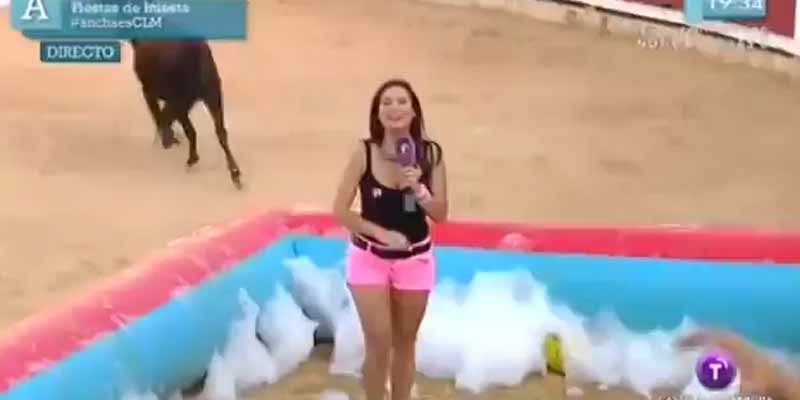 Una reportera es arrollada en directo por una vaquilla