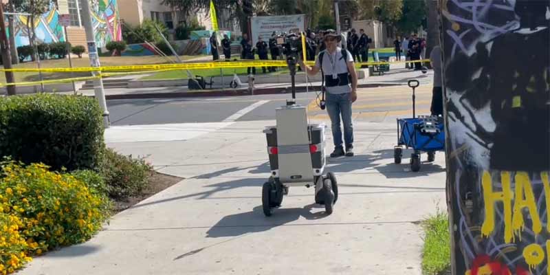 Un robot repartidor de comida pasando por la escena de un crimen