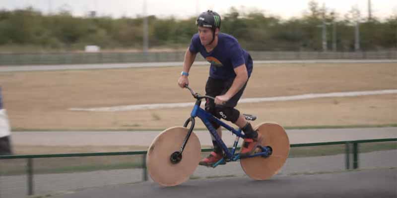 Una bicicleta con ruedas de madera