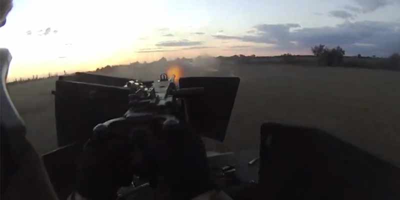 Imágenes de un intenso combate de soldados ucranianos sobre un Humvee