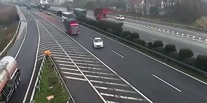 Provoca un doble accidente de camión al dar marcha atrás en la autopista