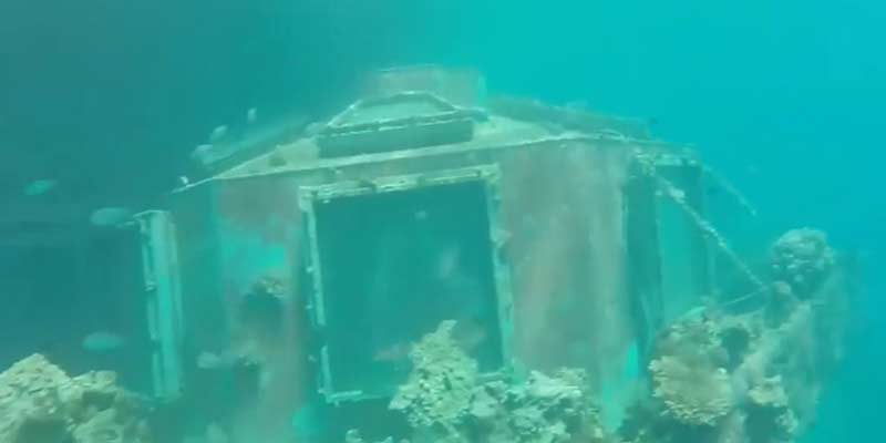 Visitando un club de striptease submarino abandonado bajo el agua en Israel