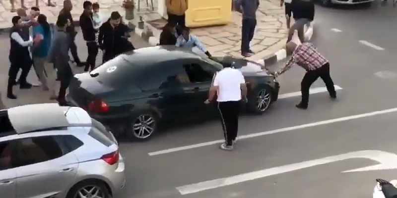 Policías intentan parar un coche que escapa y empeoran la situación