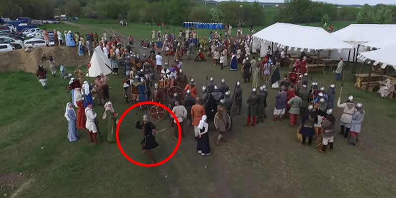 Un vikingo derriba un drone con una lanza durante una feria medieval