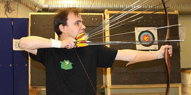 Lars Andersen, un maestro del tiro con arco que hace cosas imposibles con las flechas