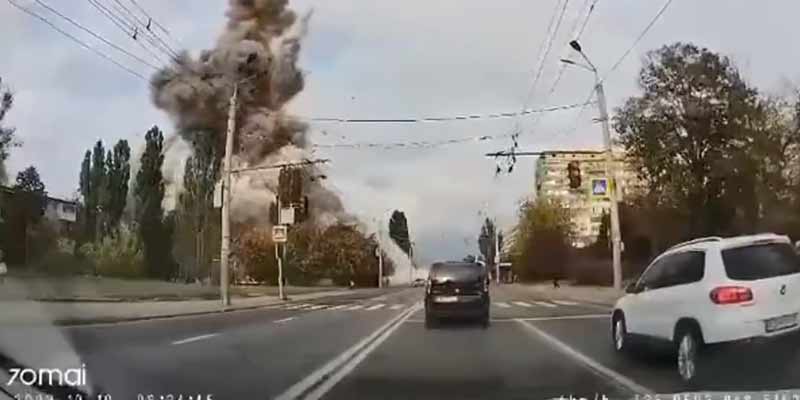 Momento del ataque con misiles en la ciudad ucraniana de Dnipro