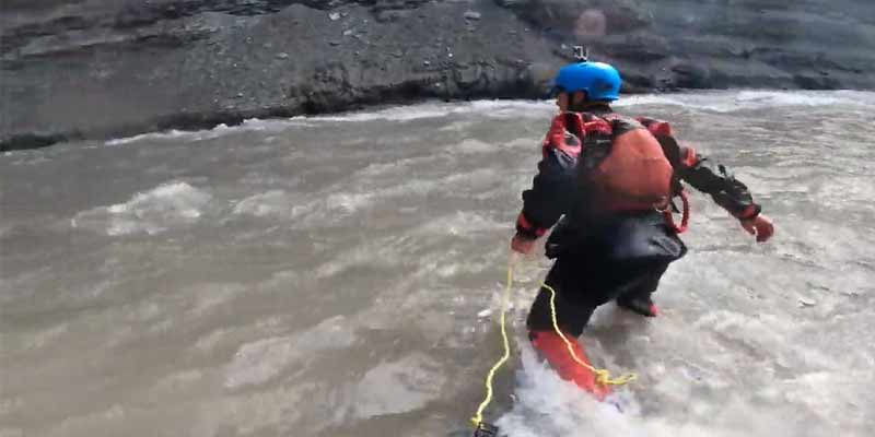 Una piragüista salva a una cría de alce que ha caido al río