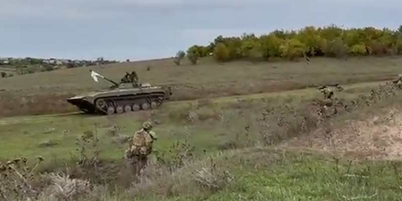 Momento en que un tanque ruso se rinde al ejército ucraniano (+Bonus)