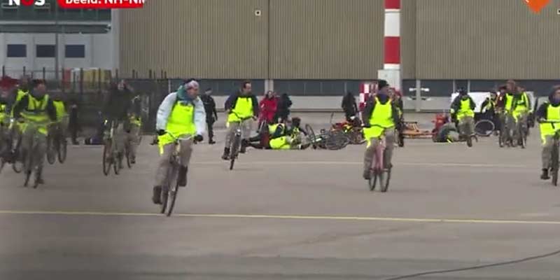 La policía persiguiendo a activistas climáticos en bicicleta que impiden despegar aviones privados en el aeropuerto de Ámsterdam