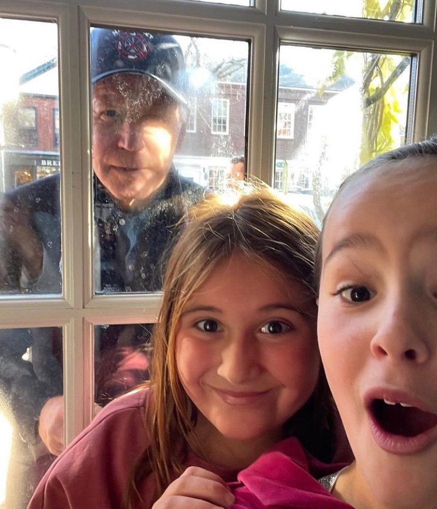 El selfie de Biden con unas niñas parece una película de terror