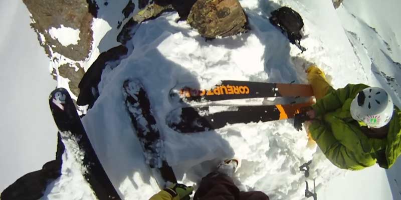 Un esquiador cae por un enorme acantilado