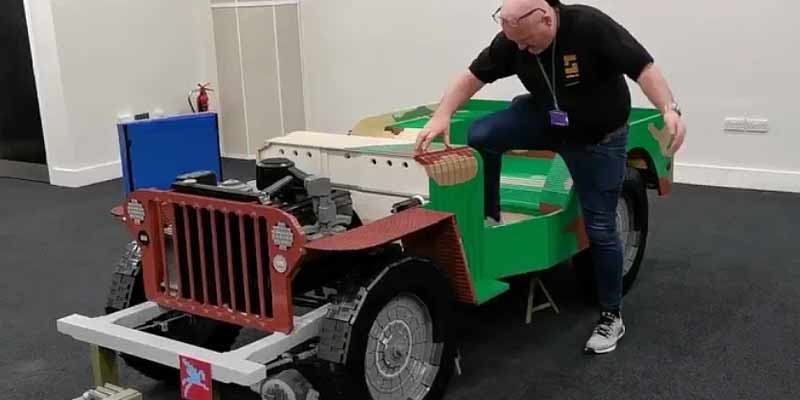 Subirse a un Jeep hecho con piezas de LEGO ¿qué podía salir mal?