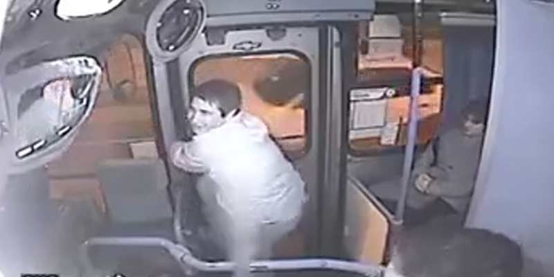 Recordemos a este ladrón que dejaron atrapado en el autobús y el conductor le quitó las ganas de robar