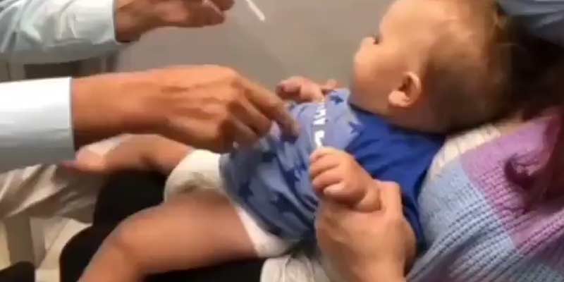 El juego de un médico para ponerle la inyección a un bebé