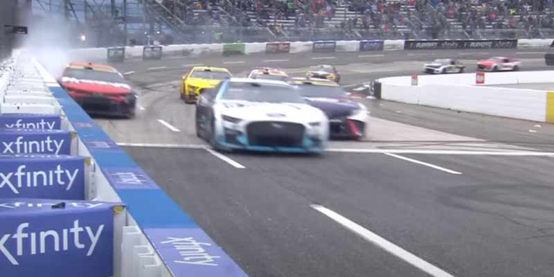 Un piloto de NASCAR hace un adelantamiento que parece sacado de los videojuegos