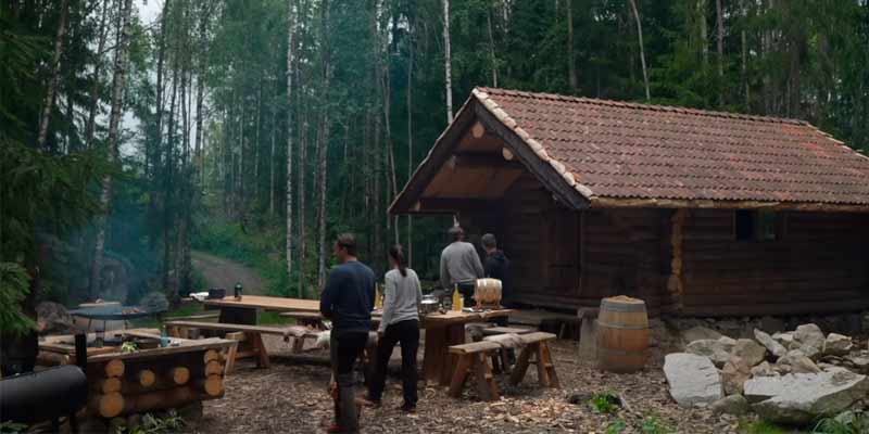 Se construye una cabaña de madera sin usar herramientas eléctricas