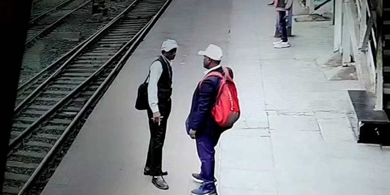 Un extraño accidente en una estación de tren en la India