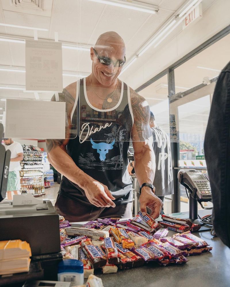 Dwayne Johnson compra todas las chocolatinas de la tienda donde las robaba cuando era niño