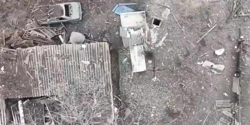 Un drone ucraniano cuela una granada por una chimenea
