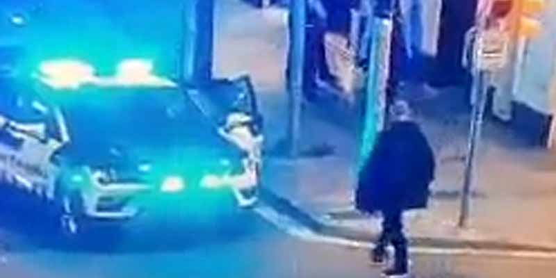 Intenta robar un coche de la policía en Barcelona