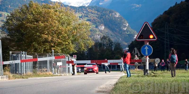 Un curioso paso a nivel con barrera en Suiza