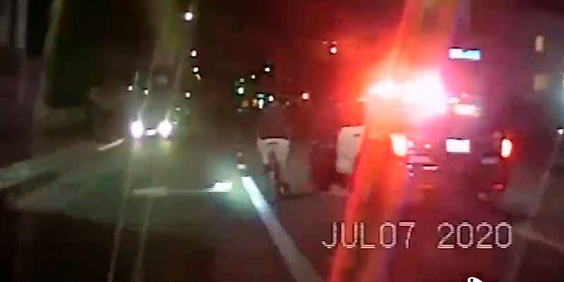Un policía derriba con la puerta del coche a un fugitivo en bicicleta
