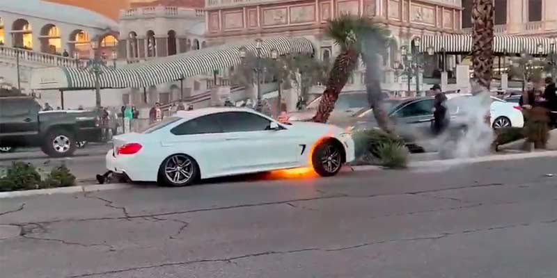 Sacando a un hombre de un coche accidentado que comienza a arder en Las Vegas