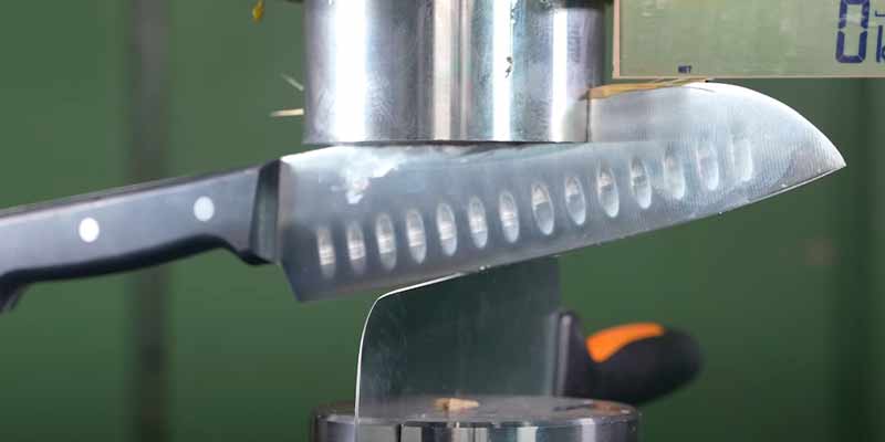Batalla de cuchillos de cocina en una prensa hidraúlica