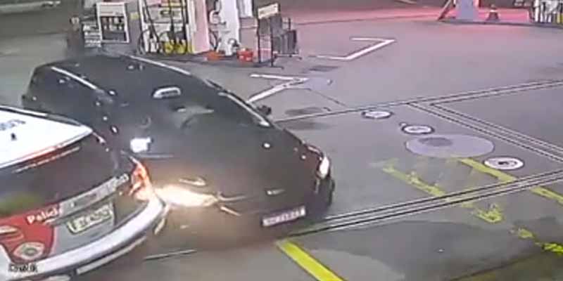 Choca su taxi contra un coche de policía para evitar un secuestro