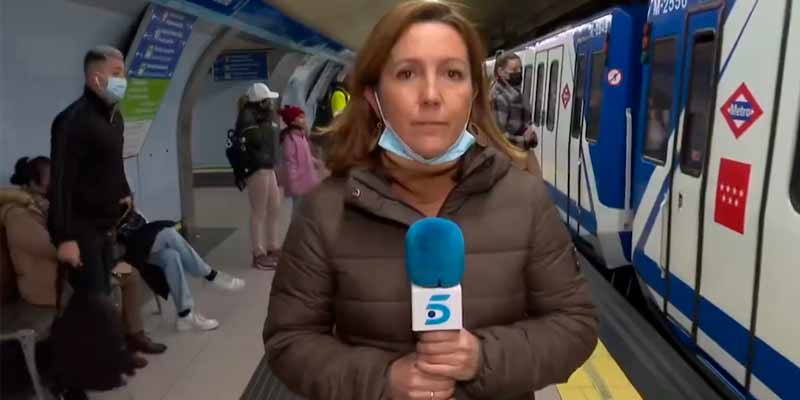 Mientras tanto la reportera de Telecinco en el metro
