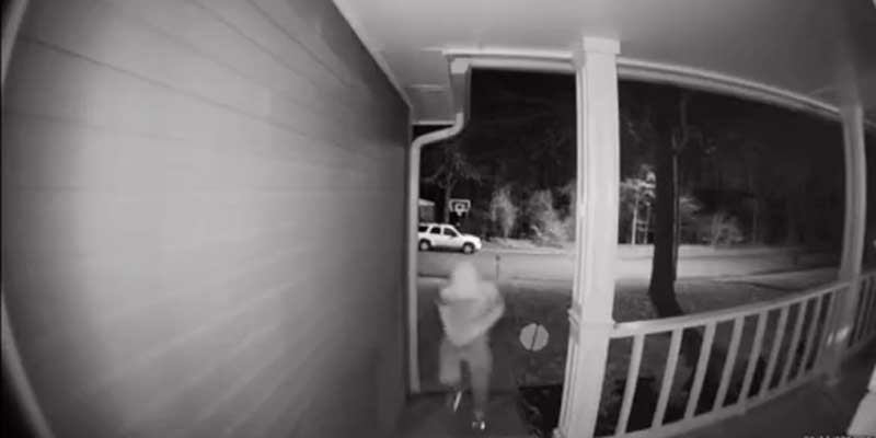 Atrapa a un ladrón intentando entrar en su casa