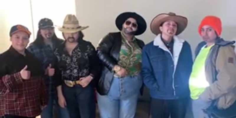 Estas amigas mexicanas organizan una fiesta en la que tienen que ir disfrazadas como sus padres