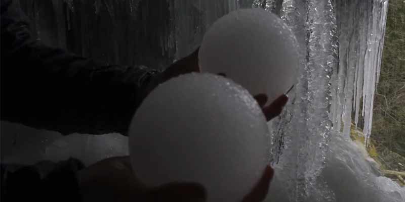 Esta cascada helada produce estas esferas de hielo perfectas
