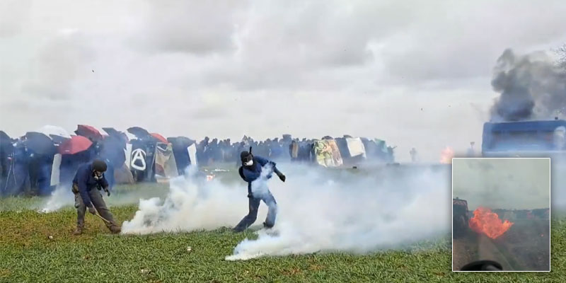 Los duro enfrentamientos entre manifestantes y policías de Sainte-Soline vistos desde un camión de la gendarmería francesa